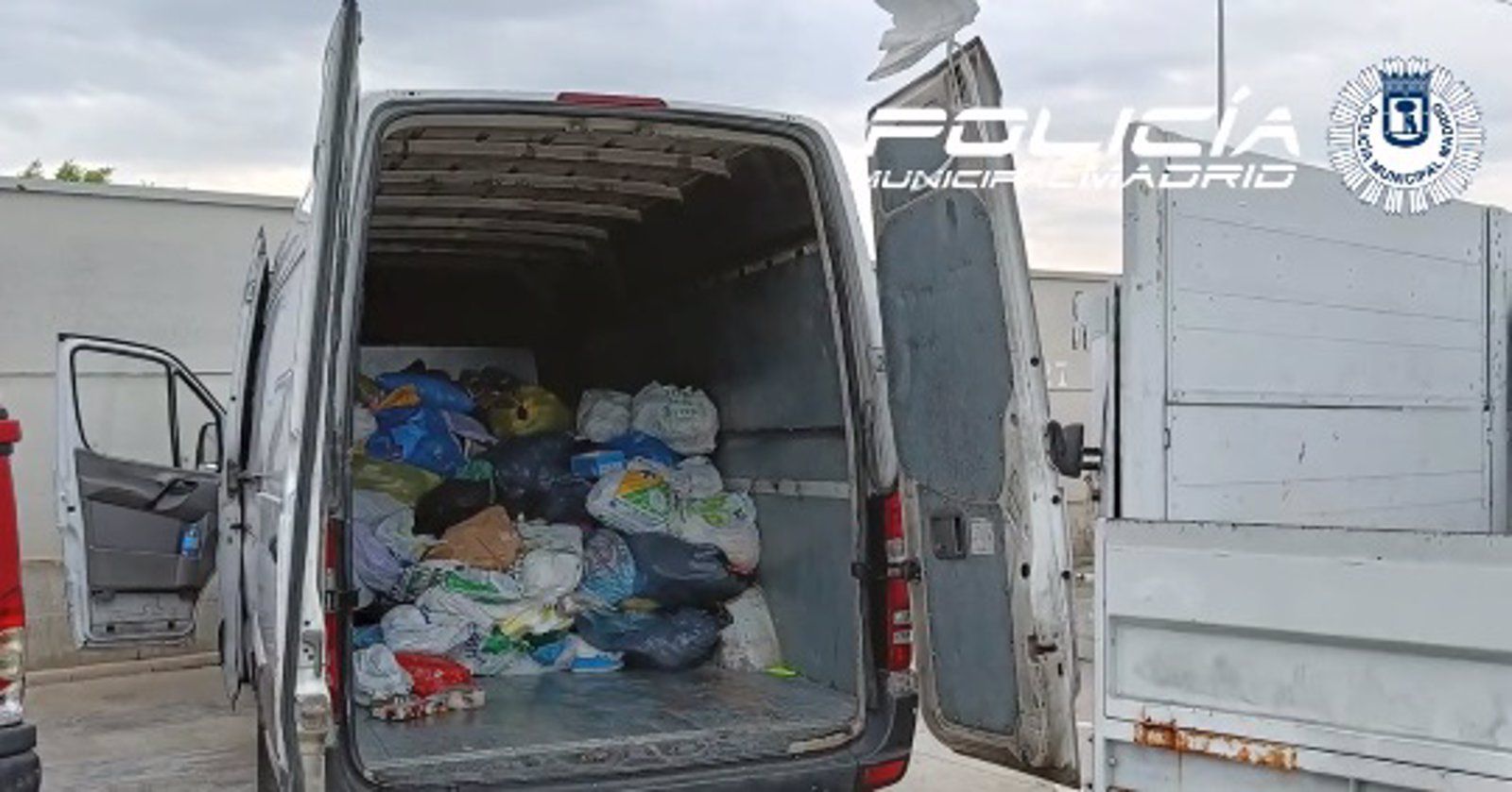  Tres detenidos, entre ellos el responsable de una empresa textil, por robar ropa de los contenedores de Madrid