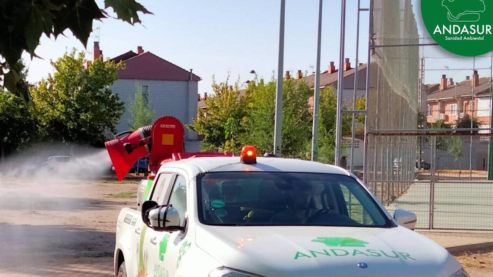 Fumigan para controlar los mosquitos en Perales del Río