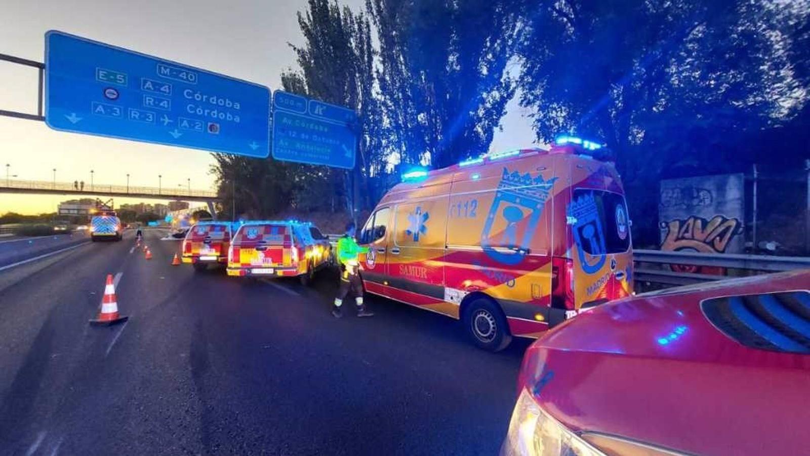Un conductor herido con quemaduras graves tras el incendio de su coche en una colisión en la M-40