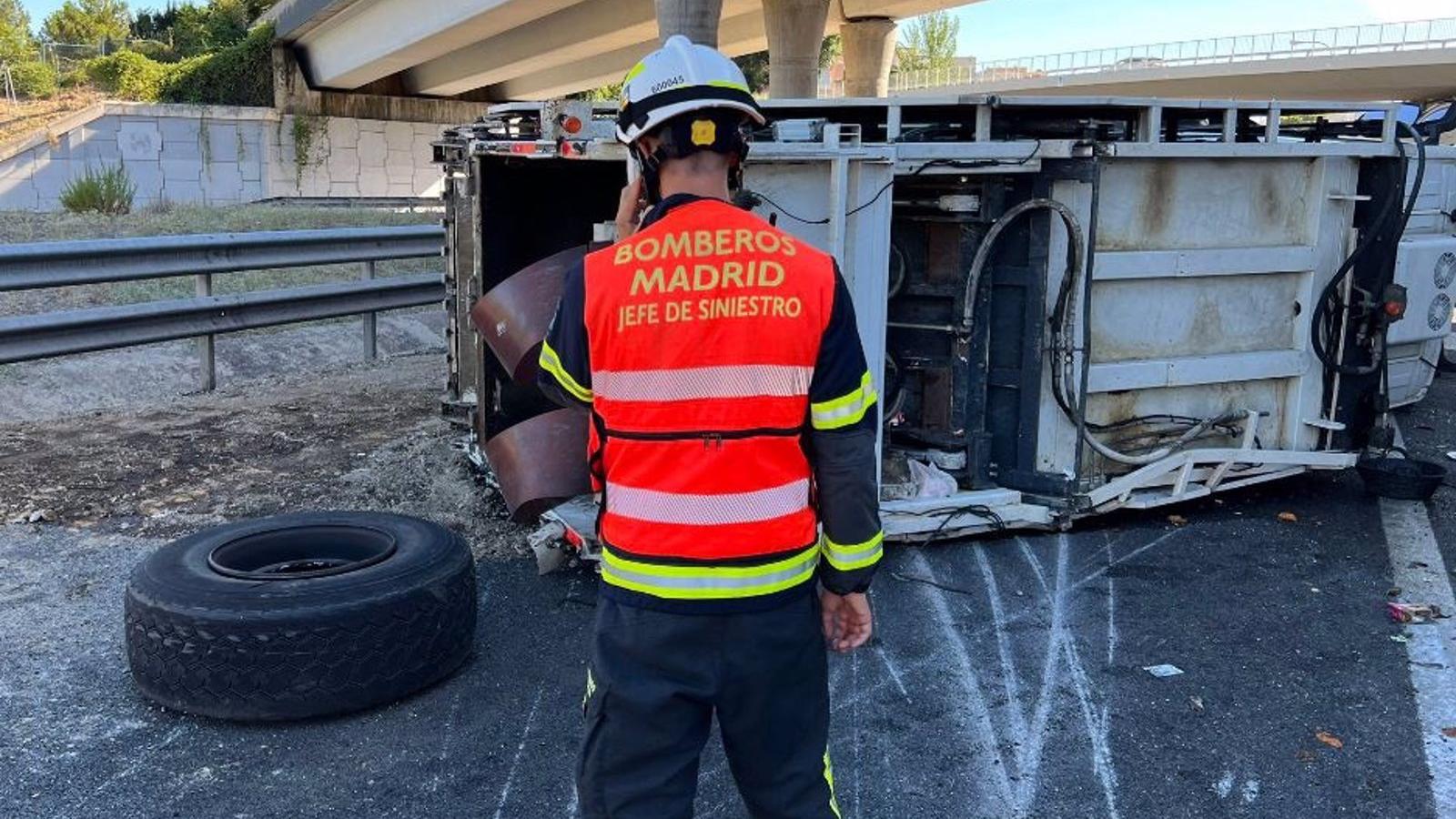Un camión de recogida de residuos vuelca en el acceso de la M-30 y deja un herido leve y la carretera cortada