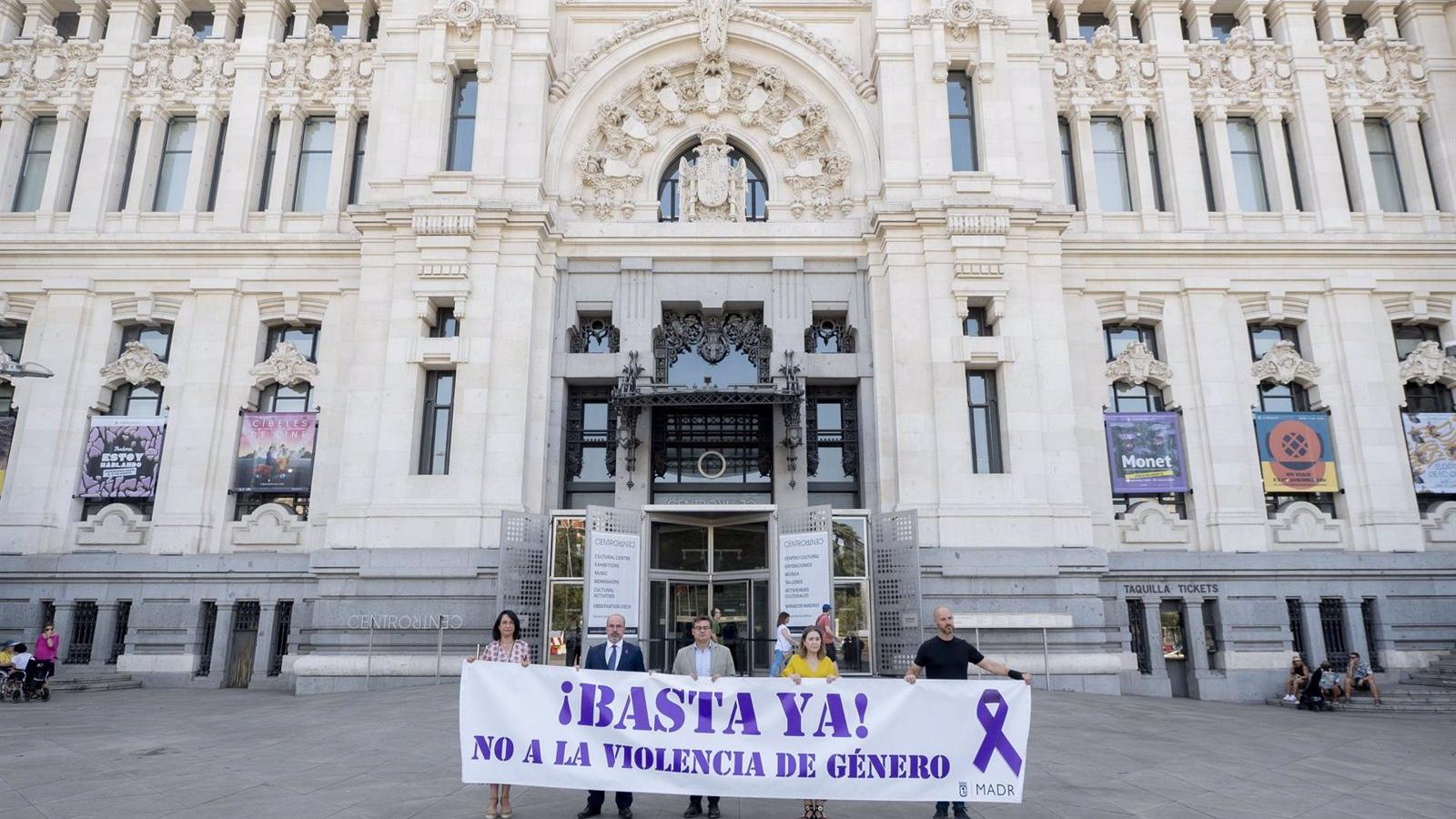 Minuto de silencio en Cibeles por el último asesinato por violencia machista en Moratalaz