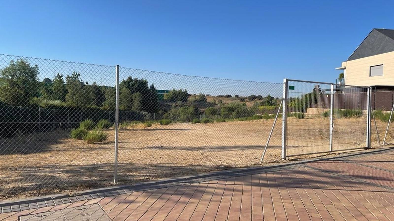 El Ayuntamiento de Boadilla valla todas sus parcelas municipales para "aumentar la seguridad" y "mejorar la limpieza"