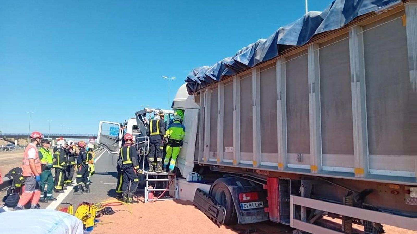 Heridos dos camioneros al colisionar en la M-50