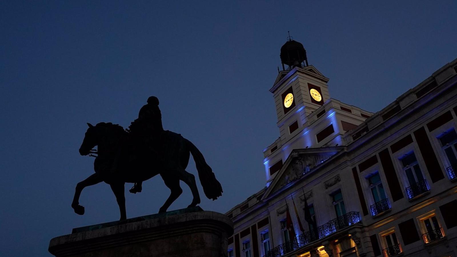 La Comunidad ilumina la Real Casa de Correos de azul y amarillo por el Día de la Bandera Nacional de Ucrania