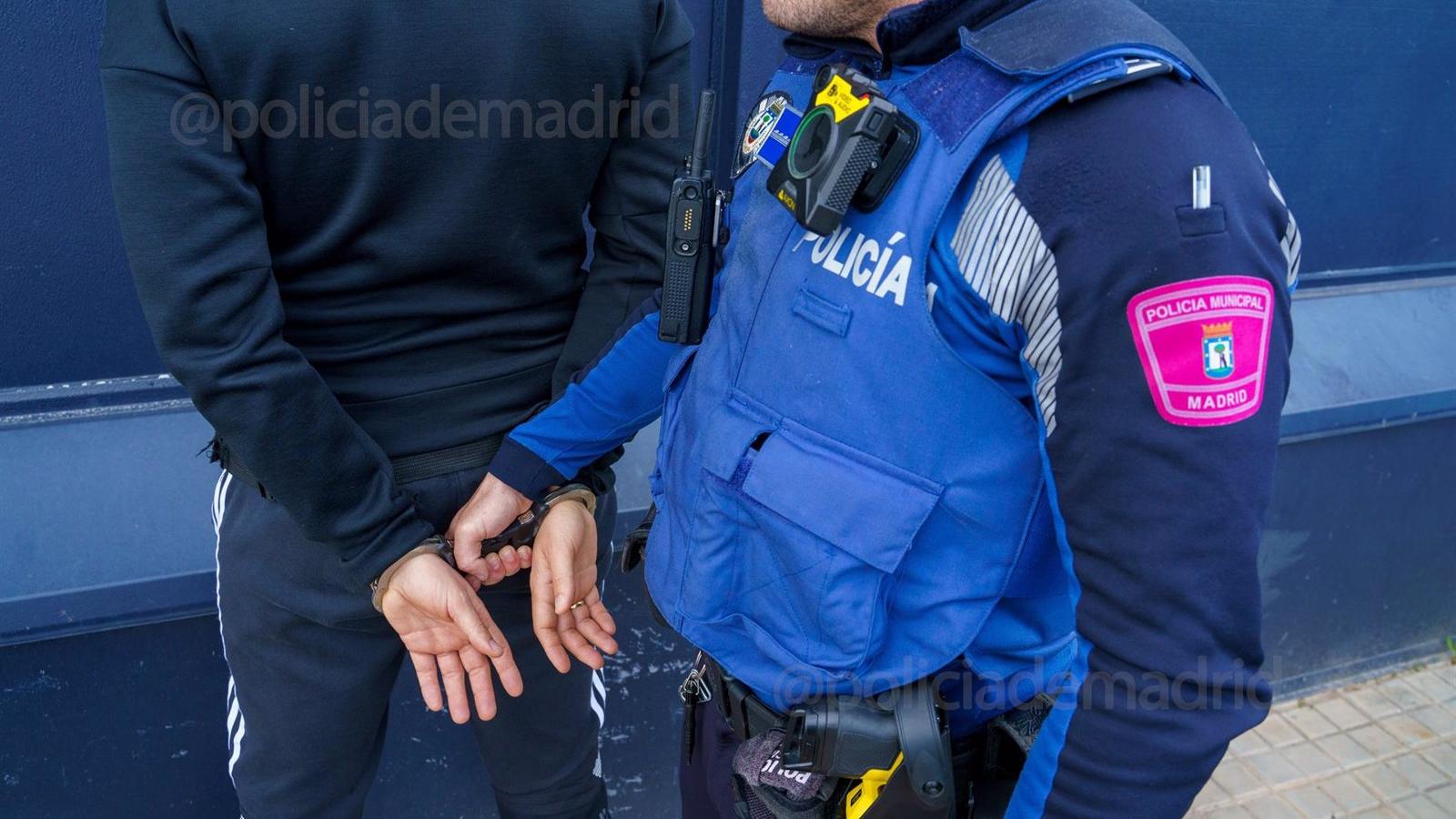 Detenidos tres jóvenes por intentar robar a un hombre en Lavapiés con la técnica del mataleón