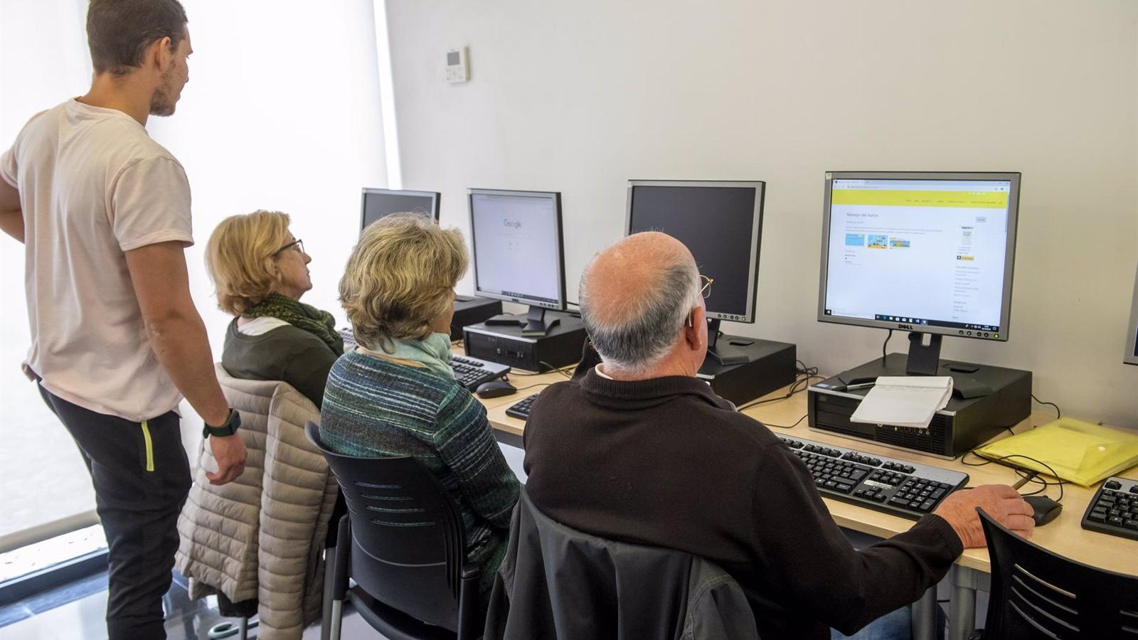 Redes sociales, trámites por Internet y 'mindfulness' y meditación, novedades para mayores el próximo curso en Pozuelo