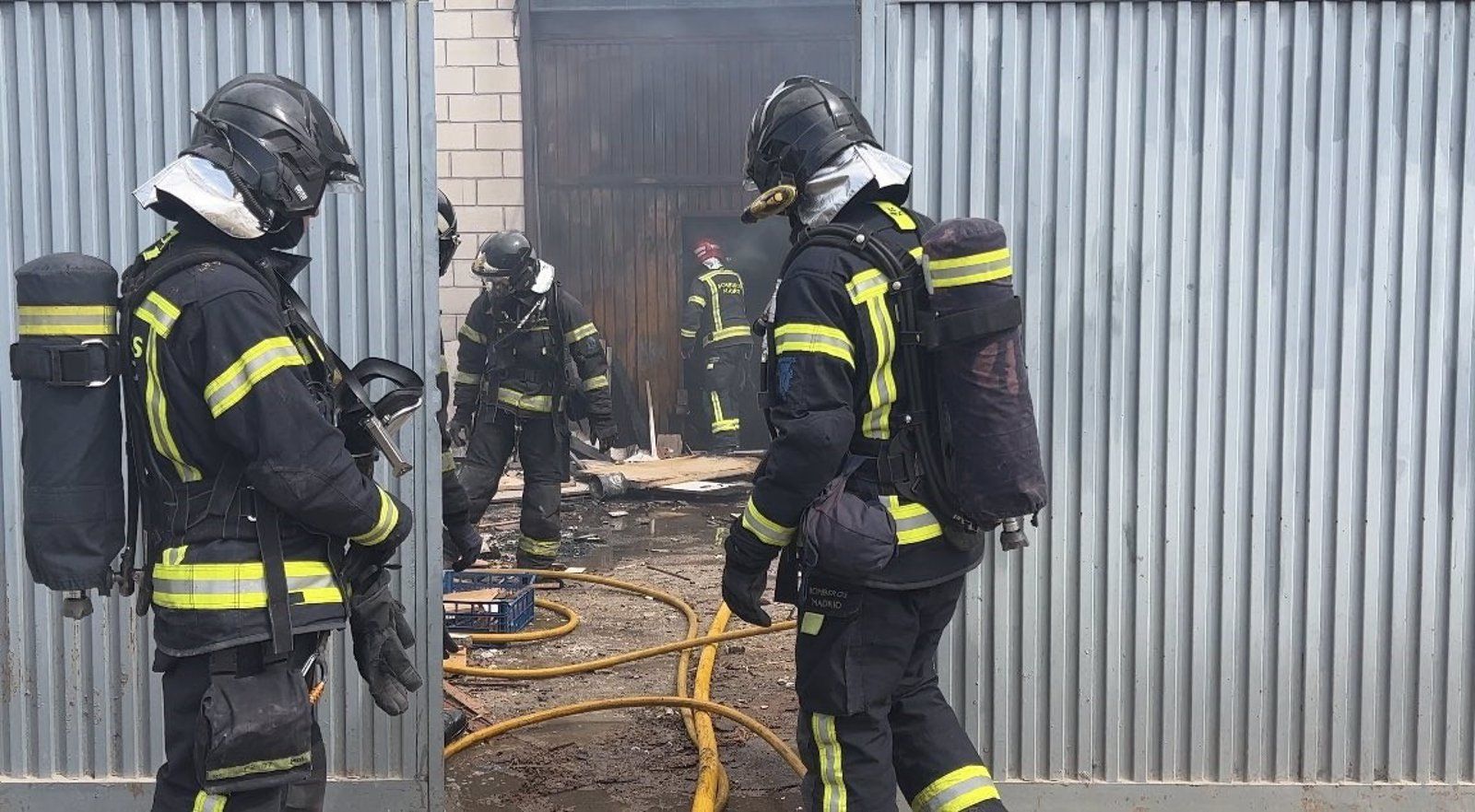 Incendio en un patio interior de una nave de almacenamiento en el Sector VI de la Cañada Real