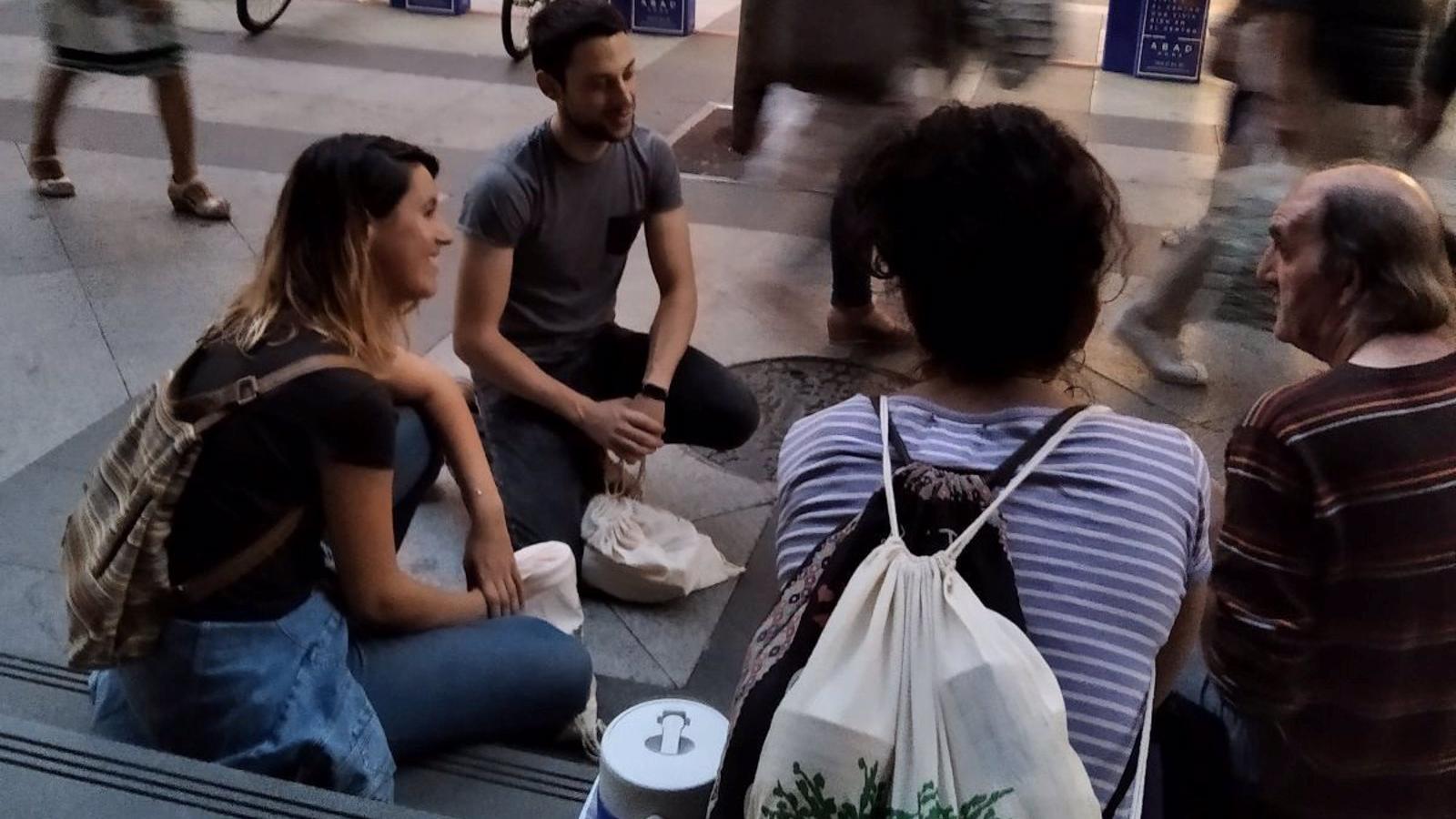 Personas sin hogar destacan el papel de los voluntarios: "Son los únicos que nos dan cariño"