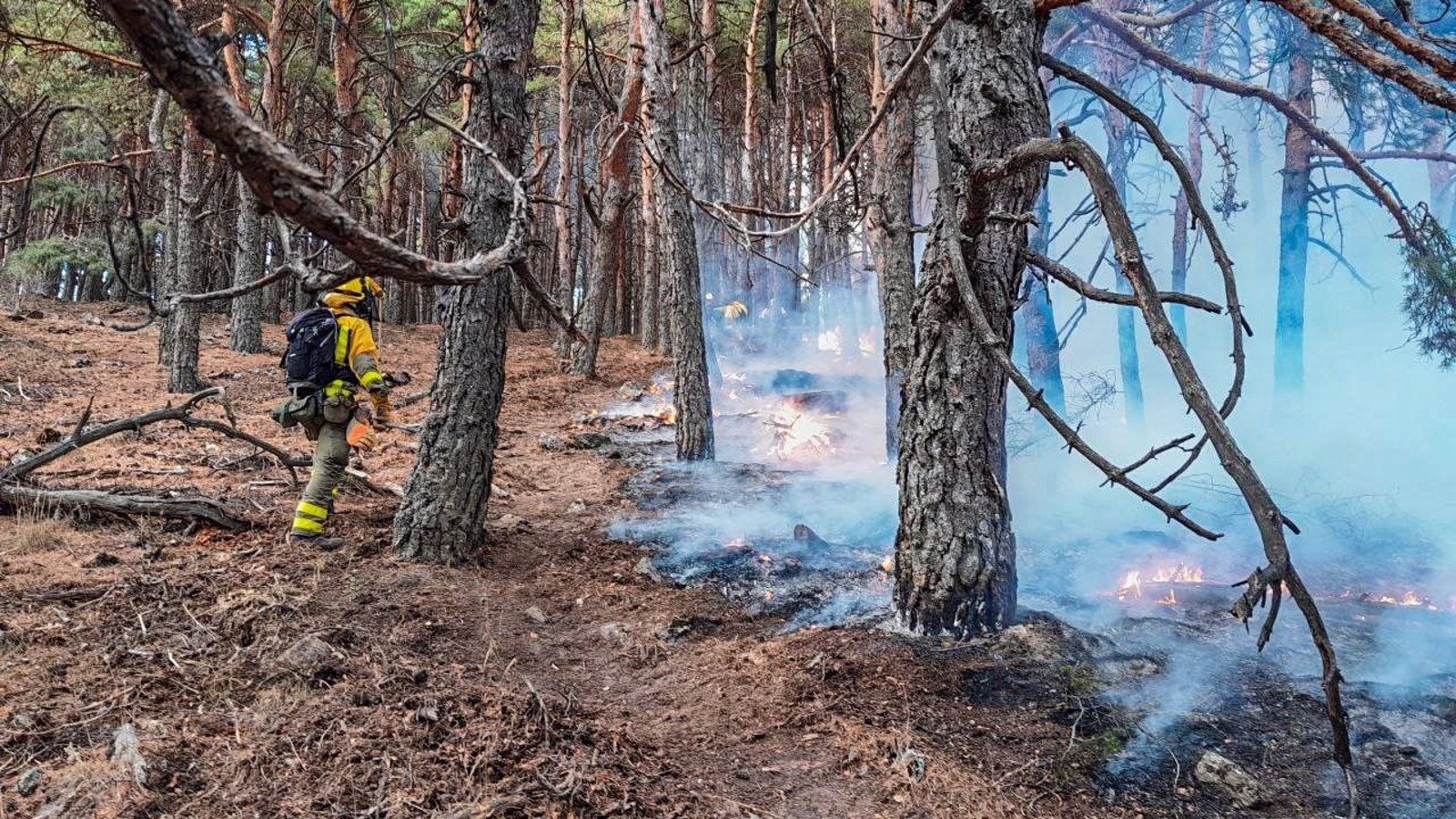 El incendio en Miraflores de la Sierra está controlado tras las dificultades ocasionadas por el viento