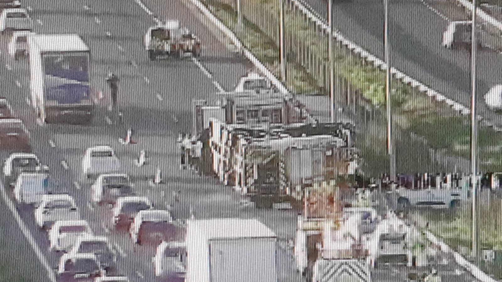 Dos carriles cortados y tres kilómetros de retención por un accidente en la A-6 a la altura de Torrelodones