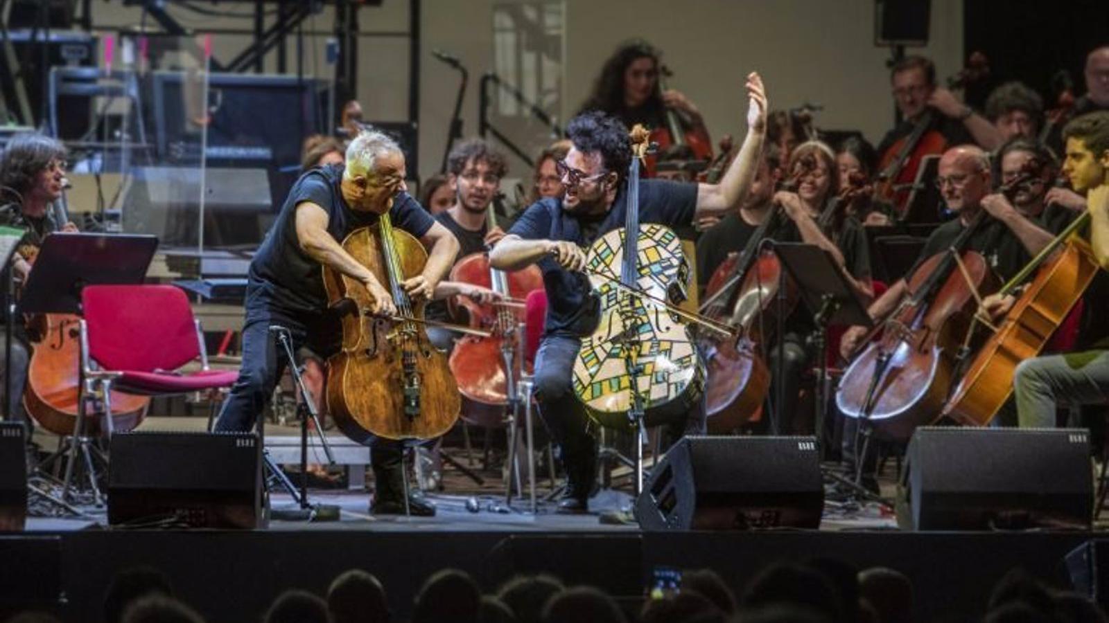 Más de 14.000 personas despiden los Veranos de la Villa en el concierto de un centenar de violenchelos
