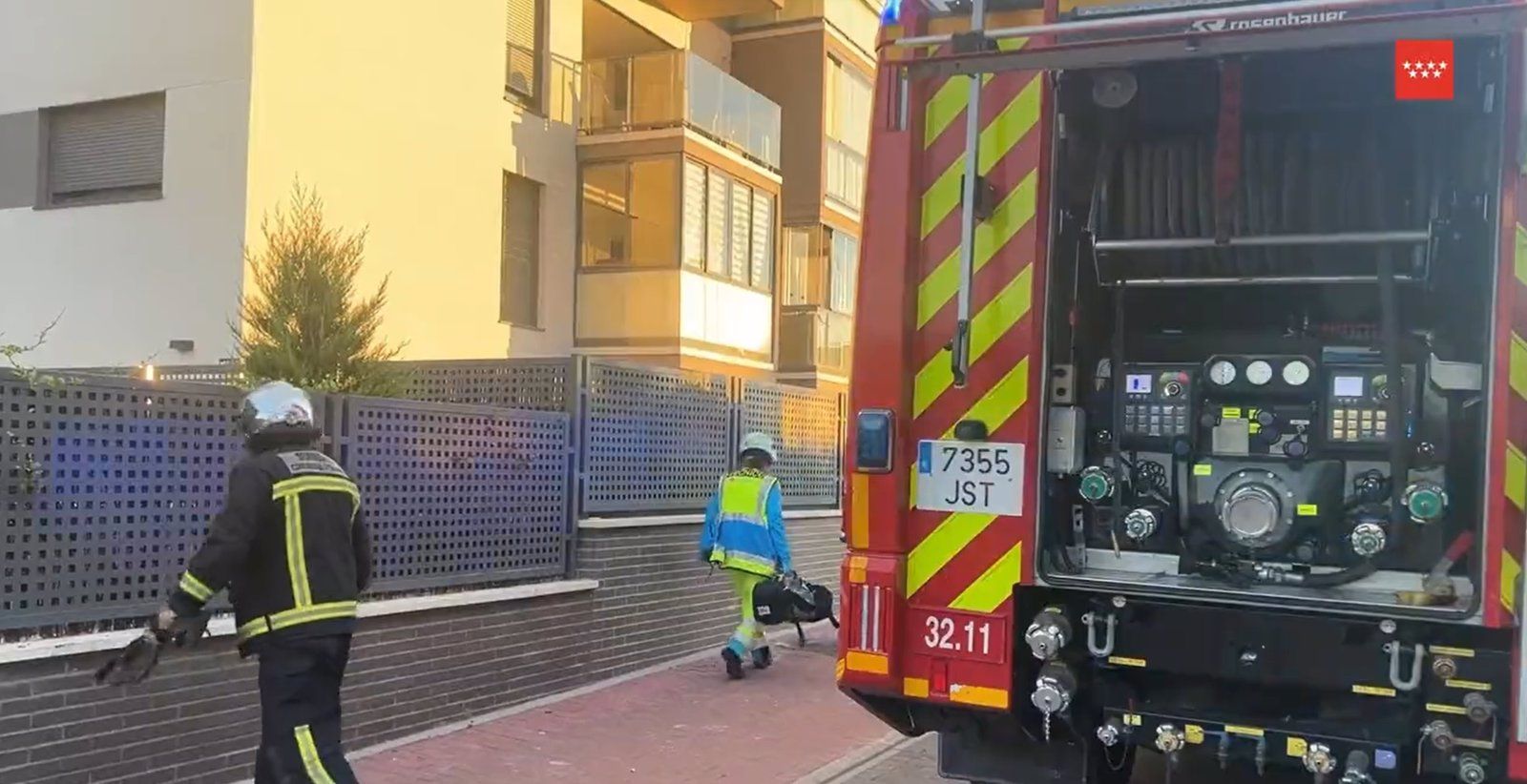 Extinguen el incendio en la pérgola de una vivienda de Móstoles