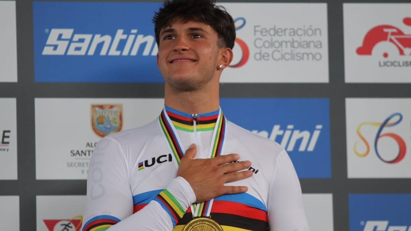 De Paco felicita al ciclista Rubén Sánchez, vecino de Alcalá, tras proclamarse campeón del mundo junior en eliminación