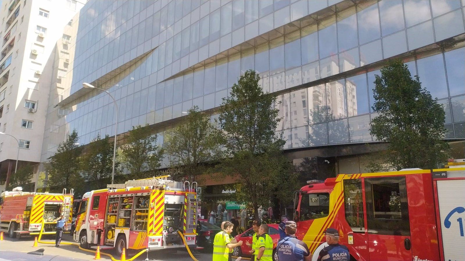 Desalojan un centro comercial en Castellana al incendiarse un coche híbrido en el aparcamiento subterráneo