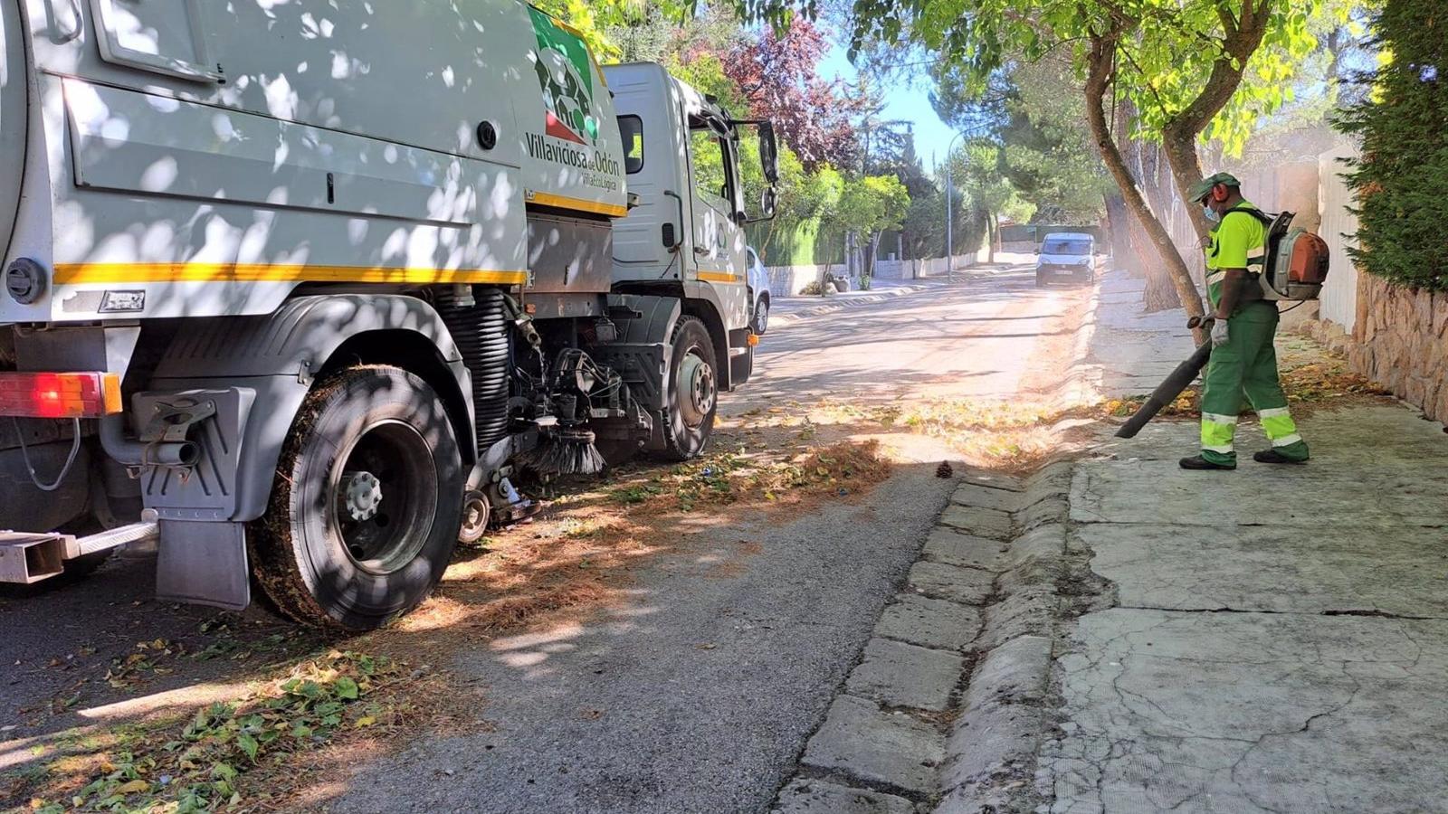 Aumentan a seis los servicios de las barredoras en Villaviciosa de Odón para recoger casi 4.000 kilos diarios de basura