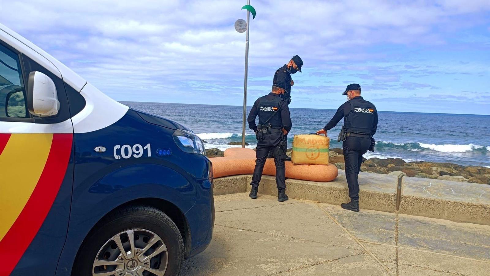  Interceptadas seis toneladas de hachís en una embarcación en Canarias con registros practicados en Madrid