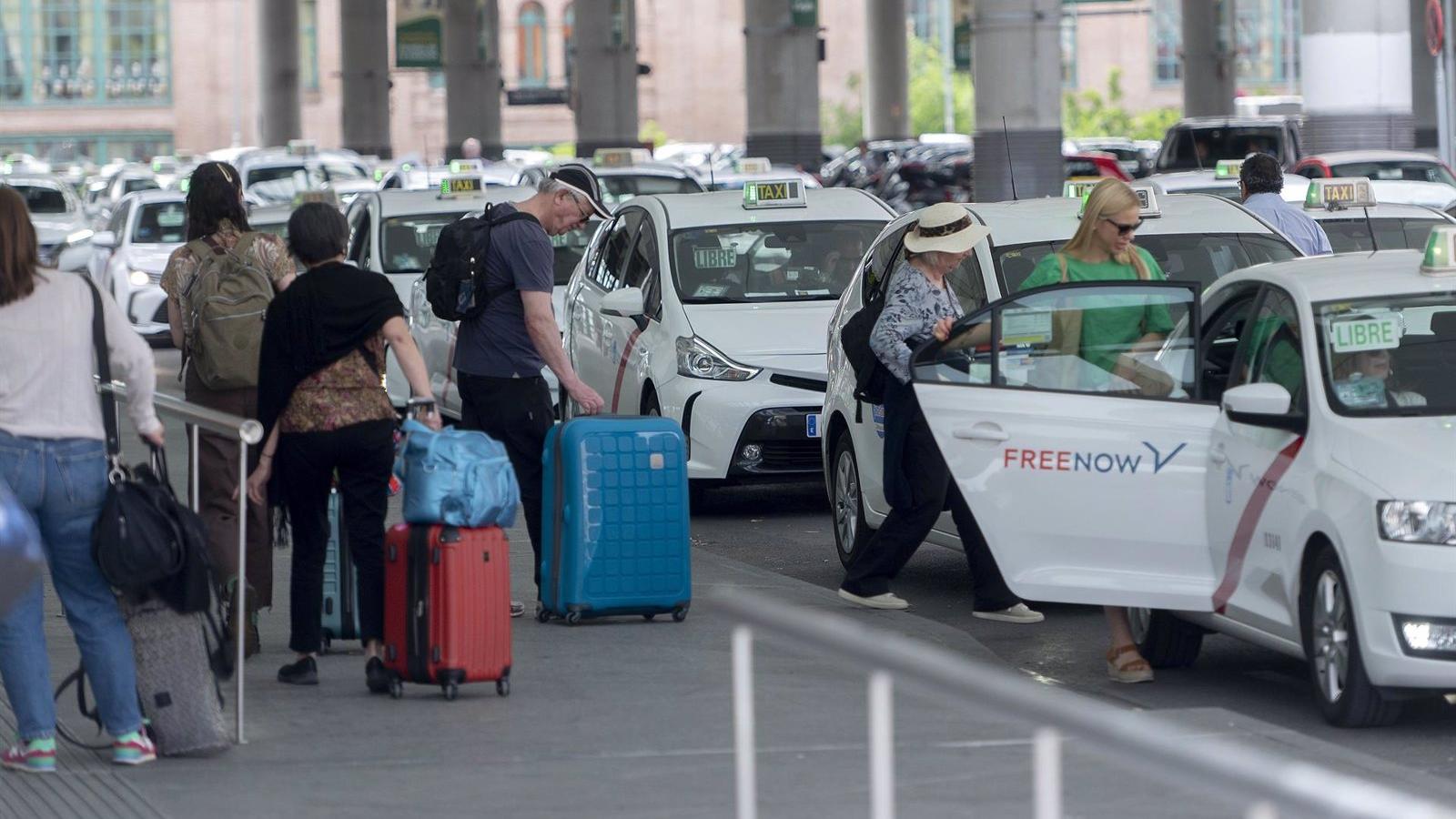 El Gobierno regional amplía hasta final de año la antigüedad máxima de los vehículos que prestan servicio de taxi