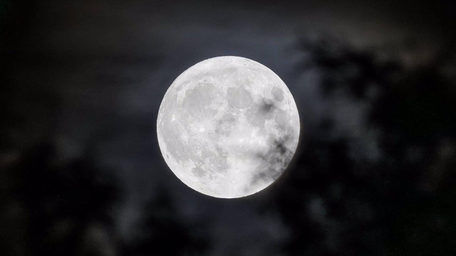 La superluna azul que iluminó la noche de Madrid no se repetirá hasta 2037