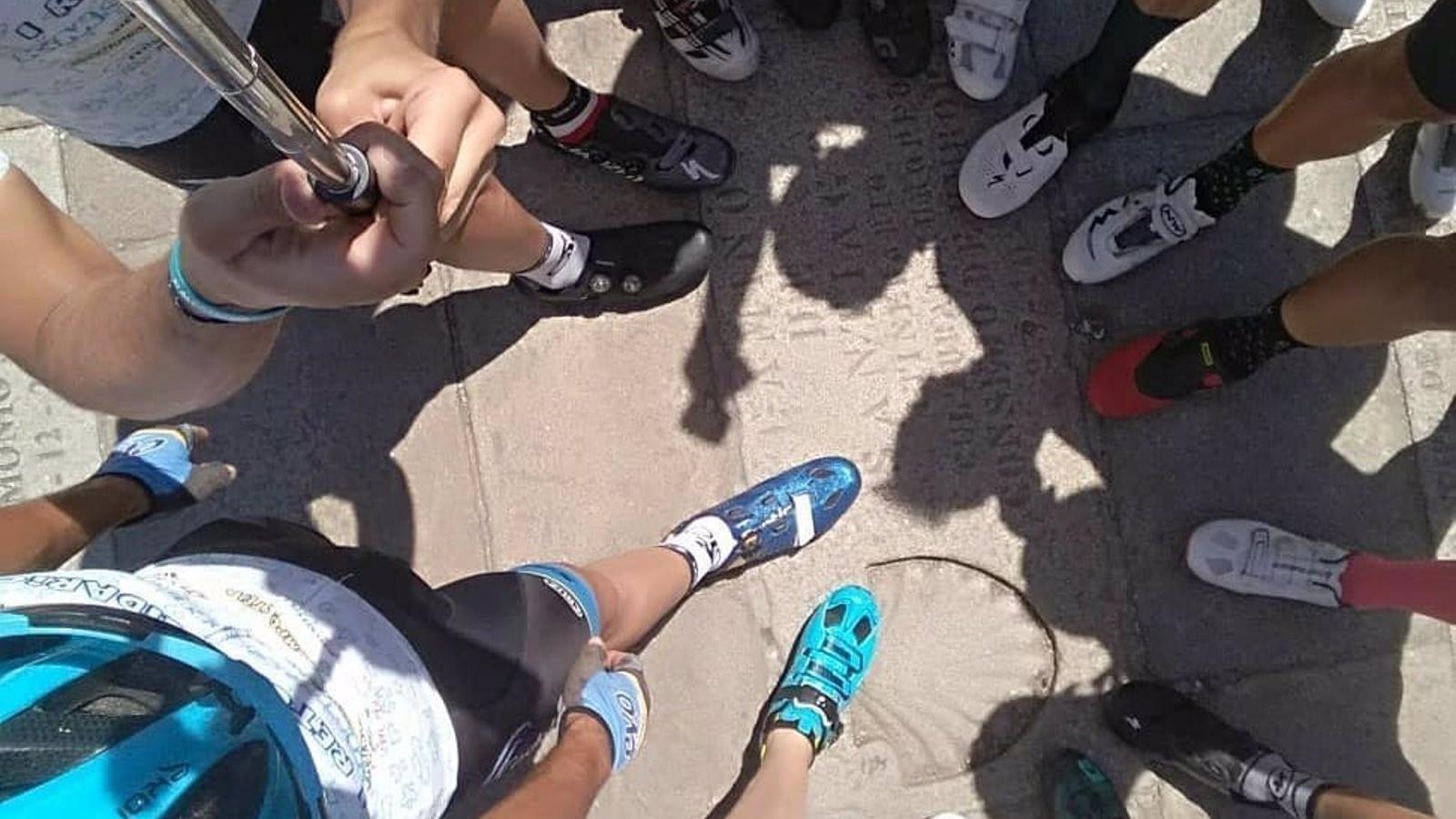 Un grupo de ciclistas parte desde Sol hacia París en el reto solidario '1309 Razones' por el cáncer infantil