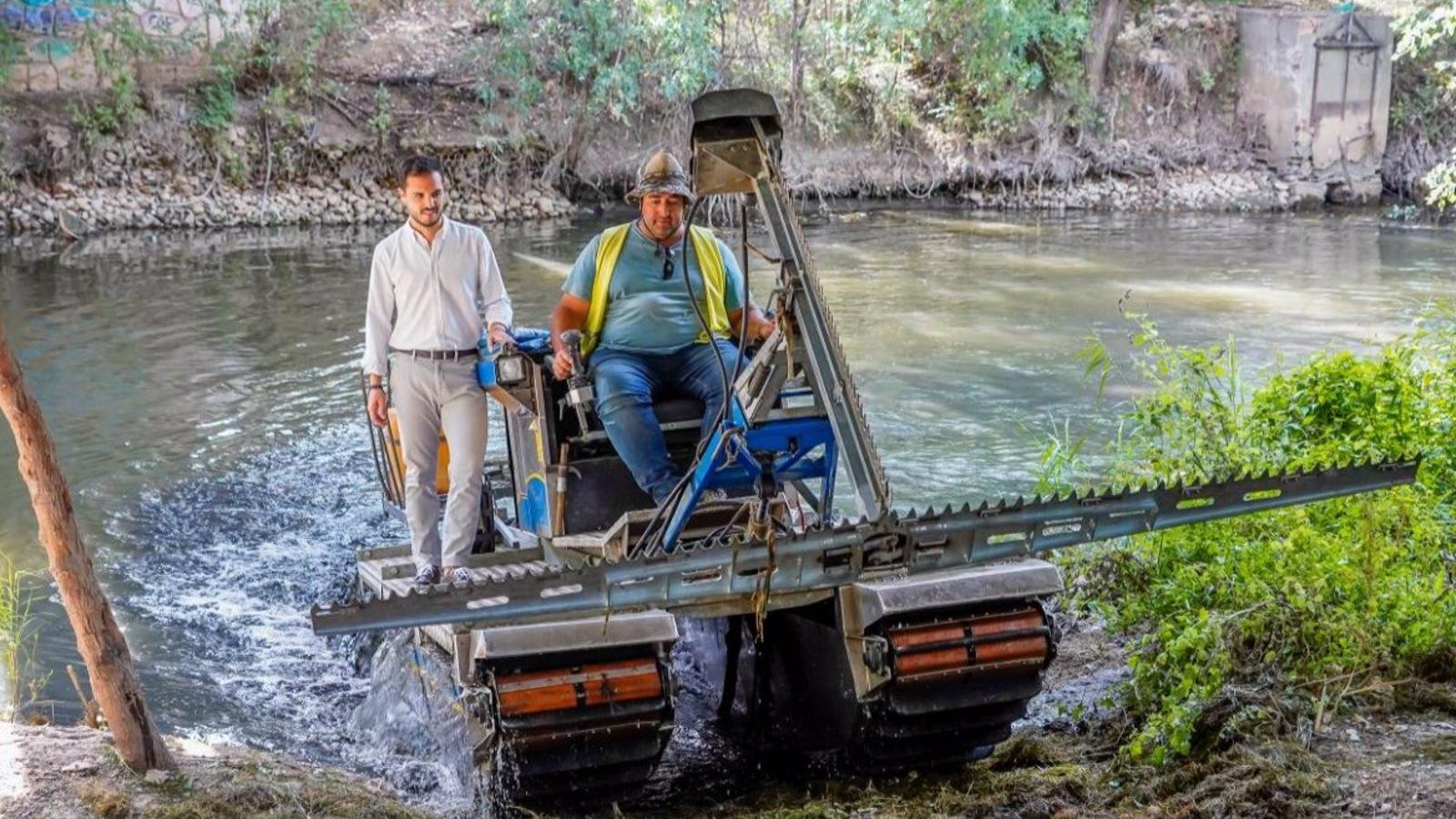 Torrejón utiliza un barco anfibio para luchar contra los mosquitos y la mosca negra