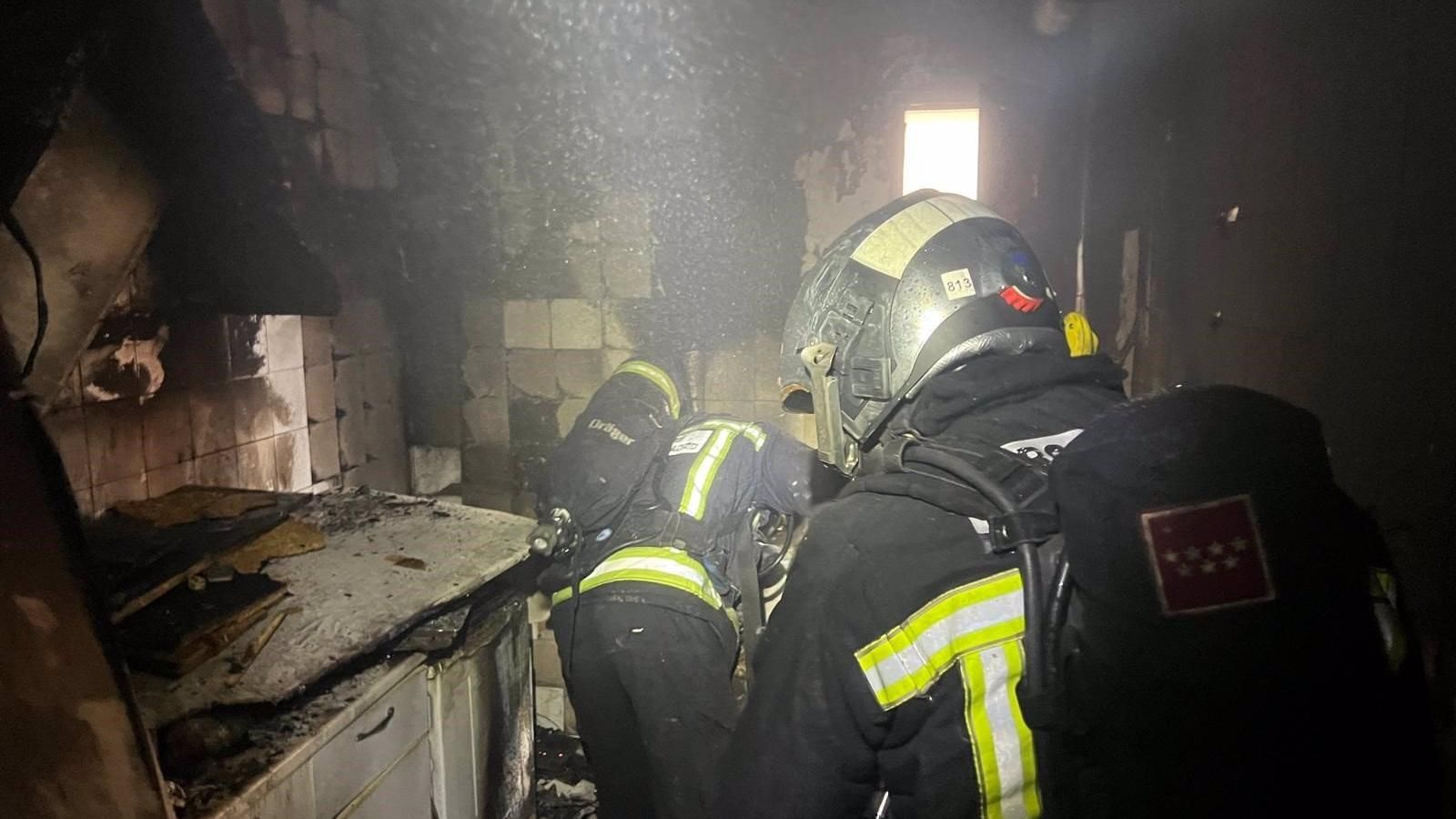Los Bomberos extinguen un incendio en una vivienda en San Sebastián de los Reyes que deja cinco heridos leves