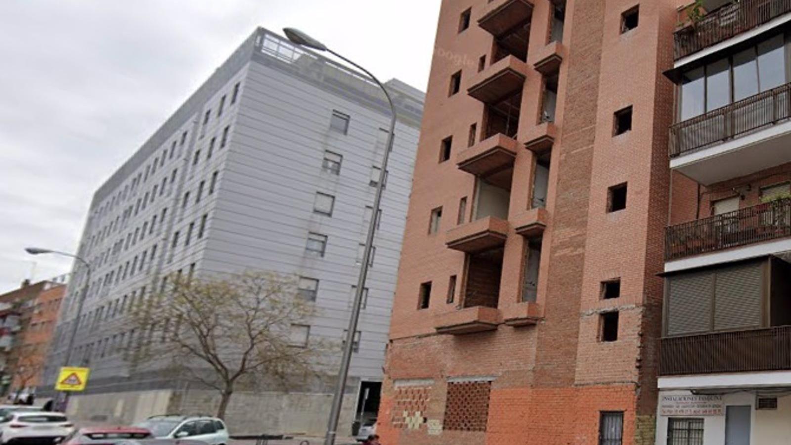 Detienen a un hombre por apuñalar a su exnovia en Puente de Vallecas
