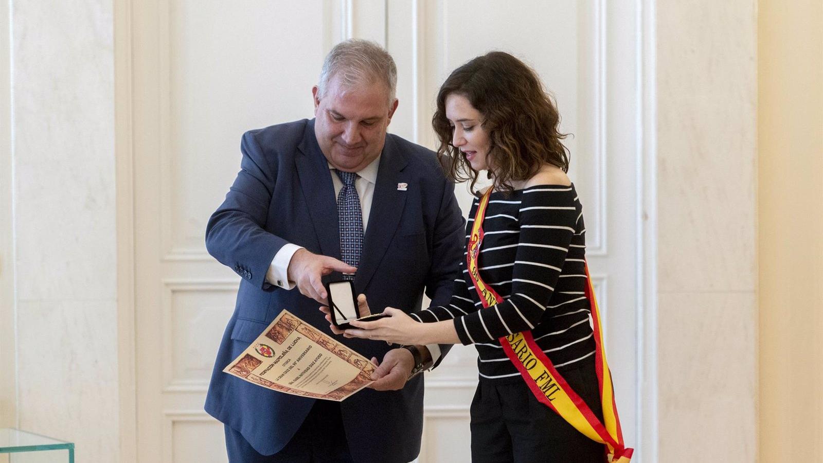 Díaz Ayuso recibe la Insignia de Oro de la Real Federación Española de Karate