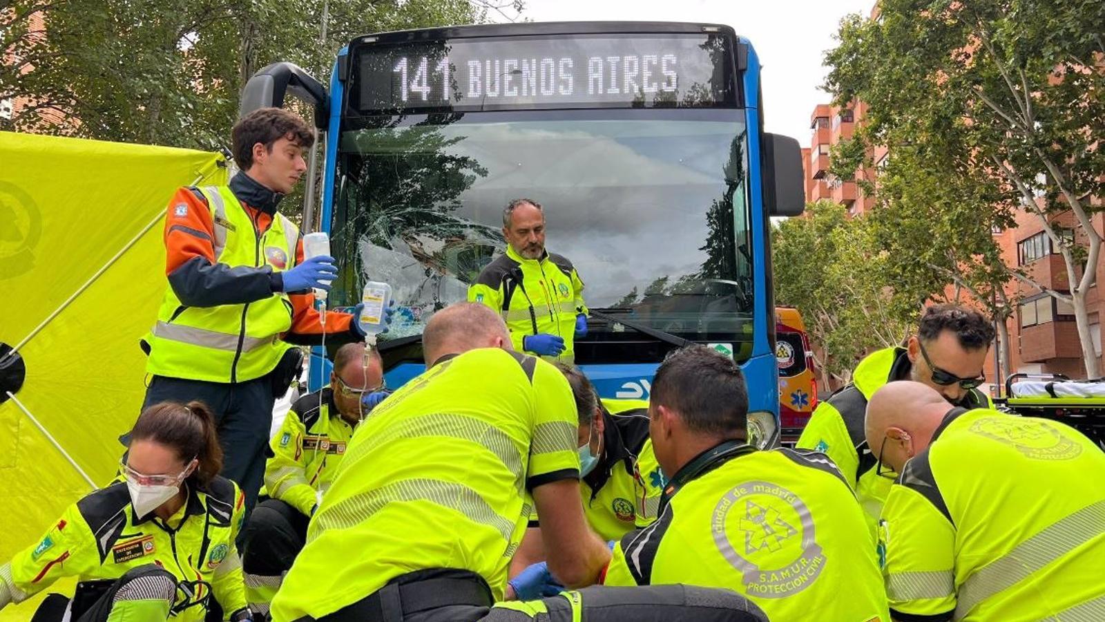 Muy grave un hombre tras ser atropellado por un autobús de la EMT en Puente de Vallecas