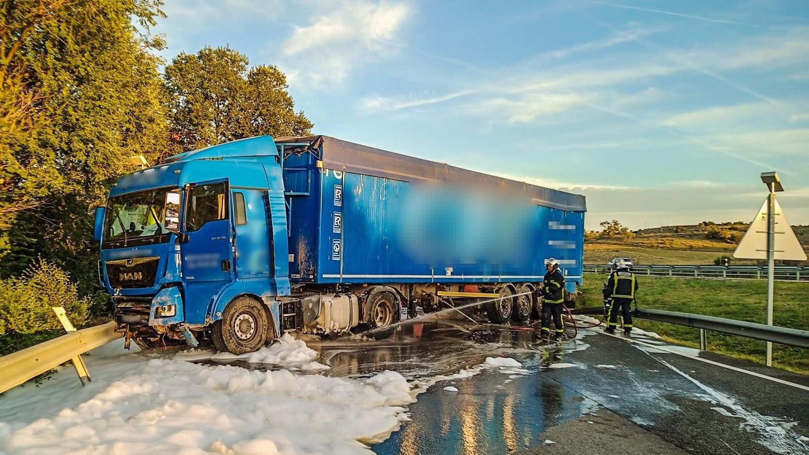 Herido leve un camionero tras sufrir un accidente en la A-3 en Perales de Tajuña