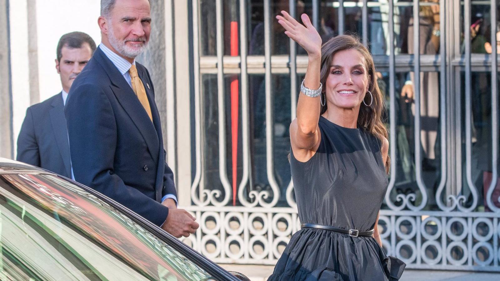 Los Reyes llegan entre aplausos para abrir temporada en el Teatro Real con el mito de Medea