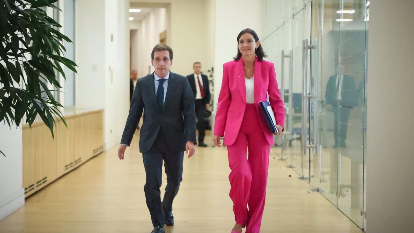 Reyes Maroto pide una reunión con Martínez-Almeida para rebajar la tensión en los plenos