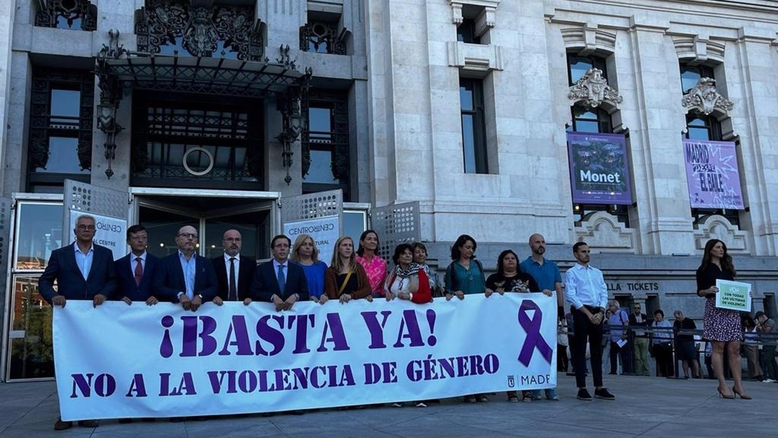 Minuto de silencio en Cibeles por el último asesinato por violencia machista en Villaverde