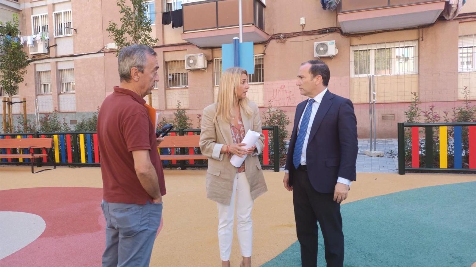 Una zona interbloque en desuso de La Elipa se transforma en espacio ajardinado con 66 árboles y área infantil