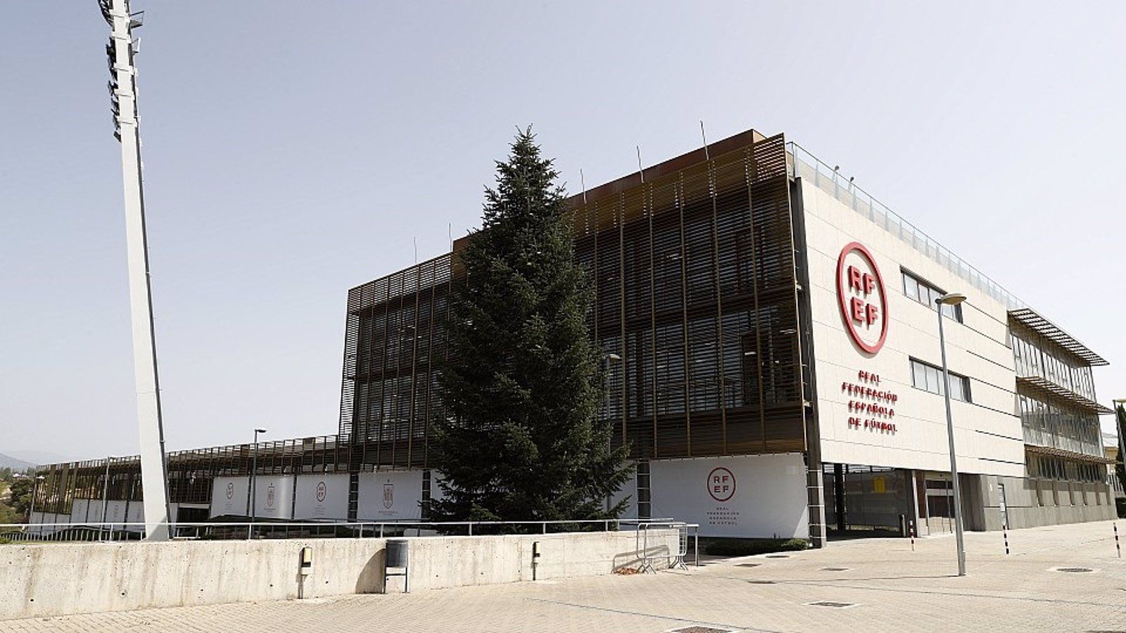 La Guardia Civil registra el Comité Técnico de Árbitros por orden del juez del 'caso Negreira'