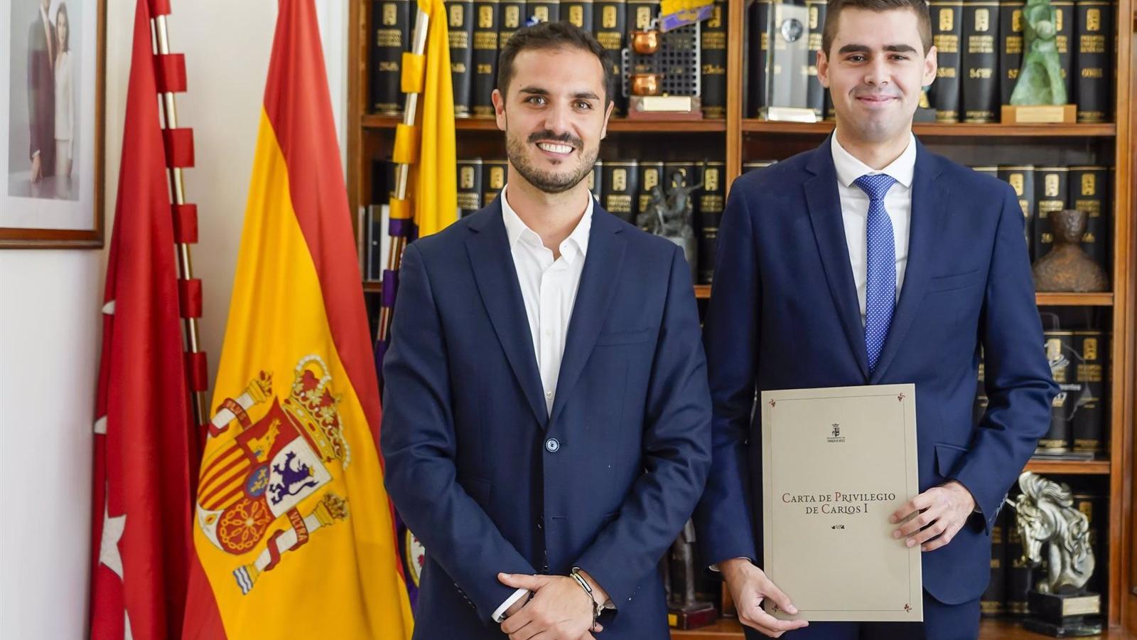 El alcalde de Torrejón recibe al finalista de XXIII edición del Premio Jóvenes Juristas de Garrigues