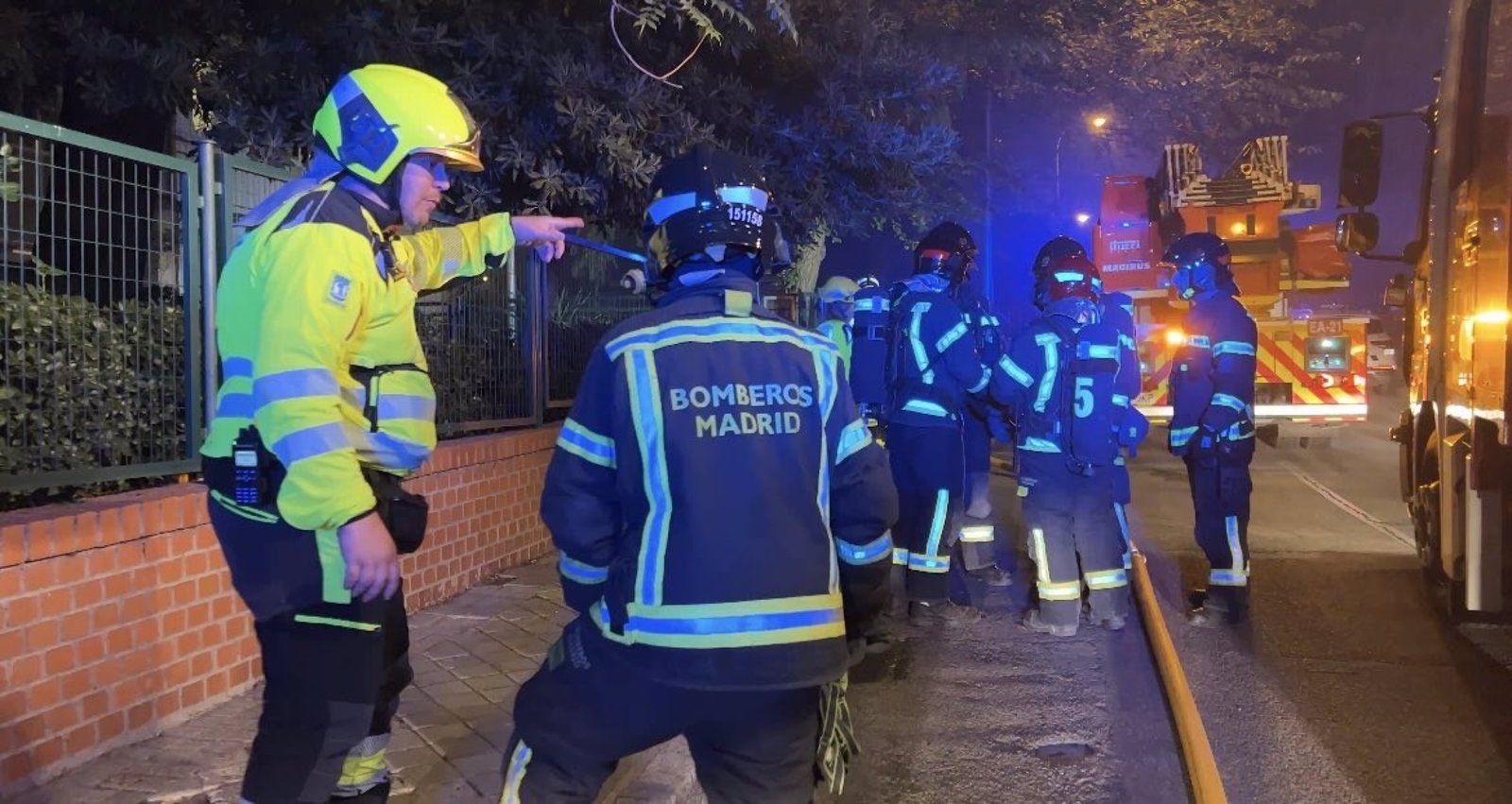 Un incendio en una cocina de una vivienda en Ciudad Lineal deja a una vecina intoxicada