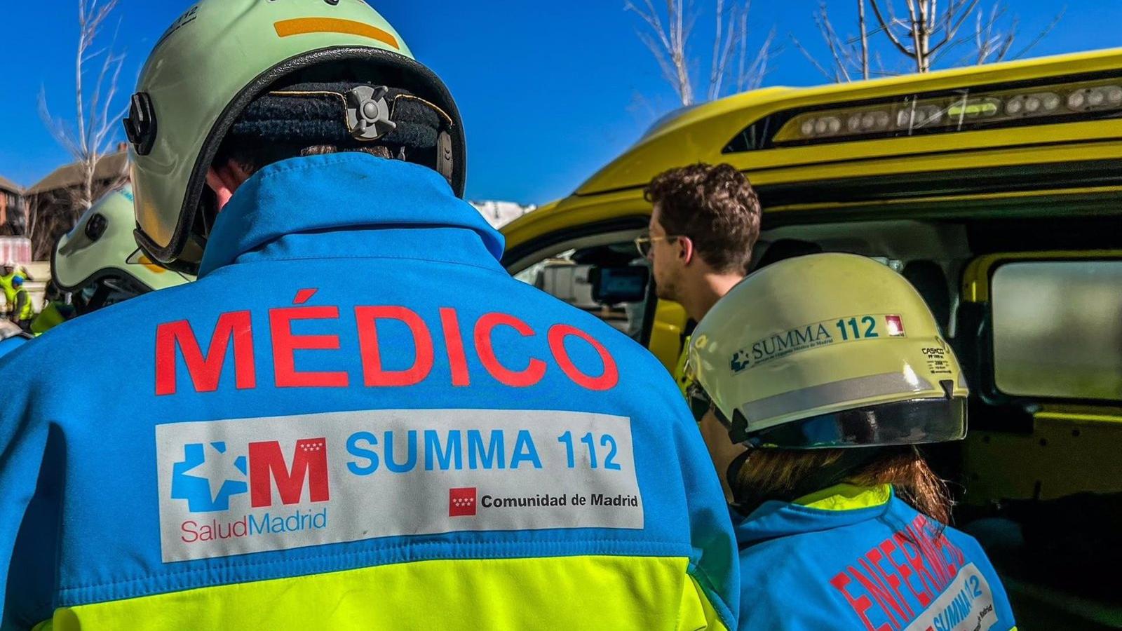 Un hombre se amputa un dedo y casi otros dos con una máquina para serrar madera en un accidente laboral en Parla