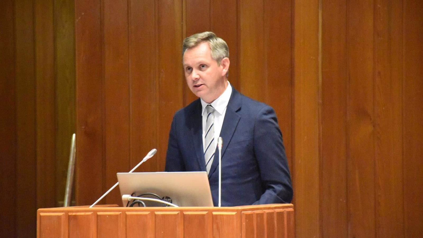 Miñones anuncia una reunión para "desbloquear" las solicitudes de homologación de títulos sanitarios