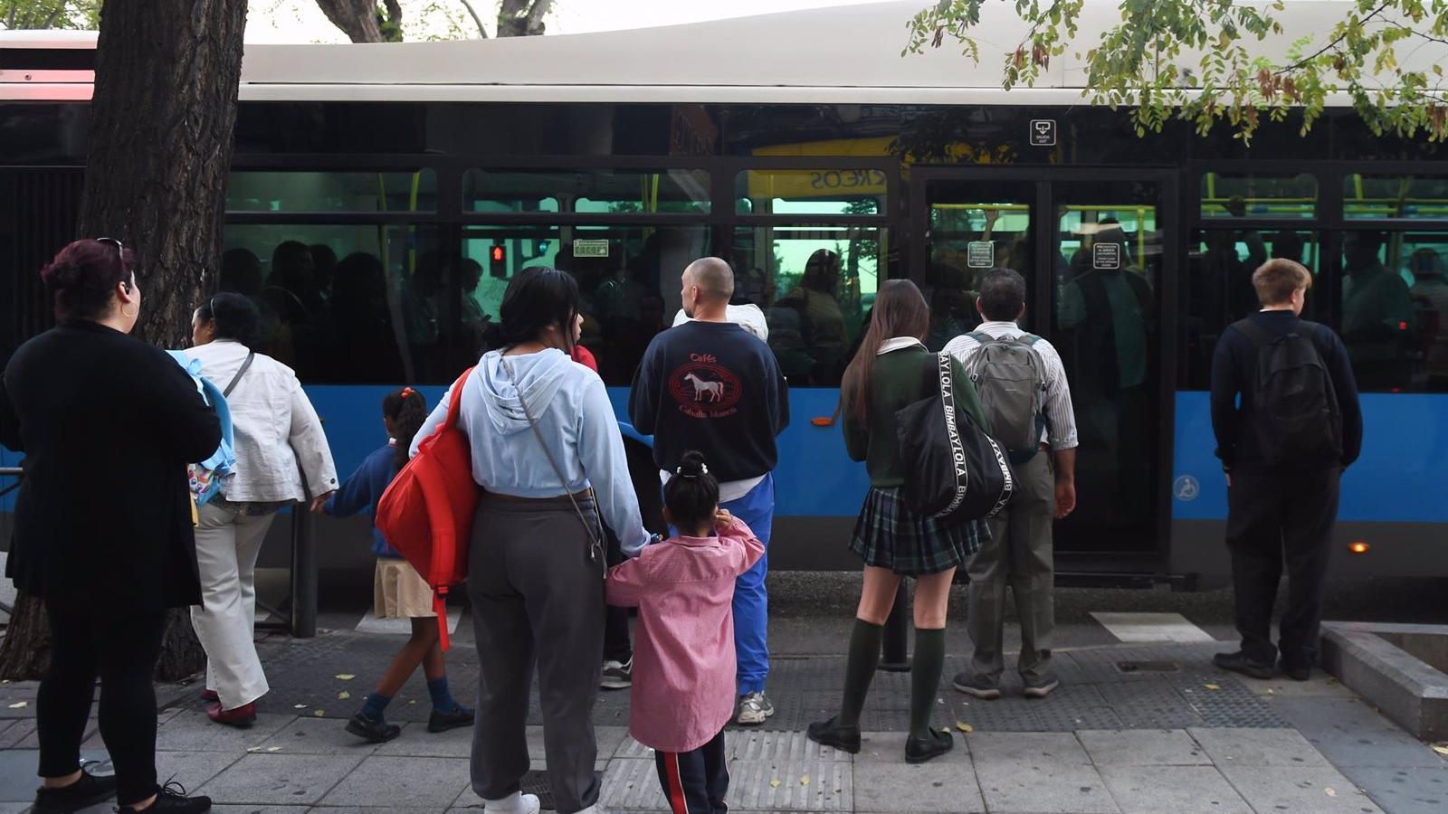 Carabante destaca que la gratuidad de la EMT en la hora punta de este lunes ha sido "un éxito"