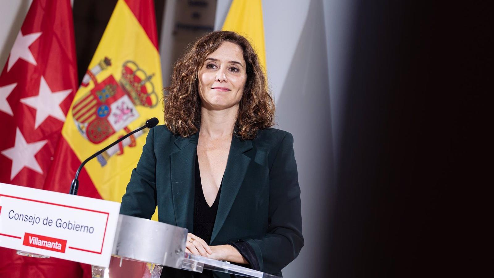 Díaz Ayuso carga contra Sánchez por sumir a los madrileños otra vez en el caos por los retrasos de Renfe