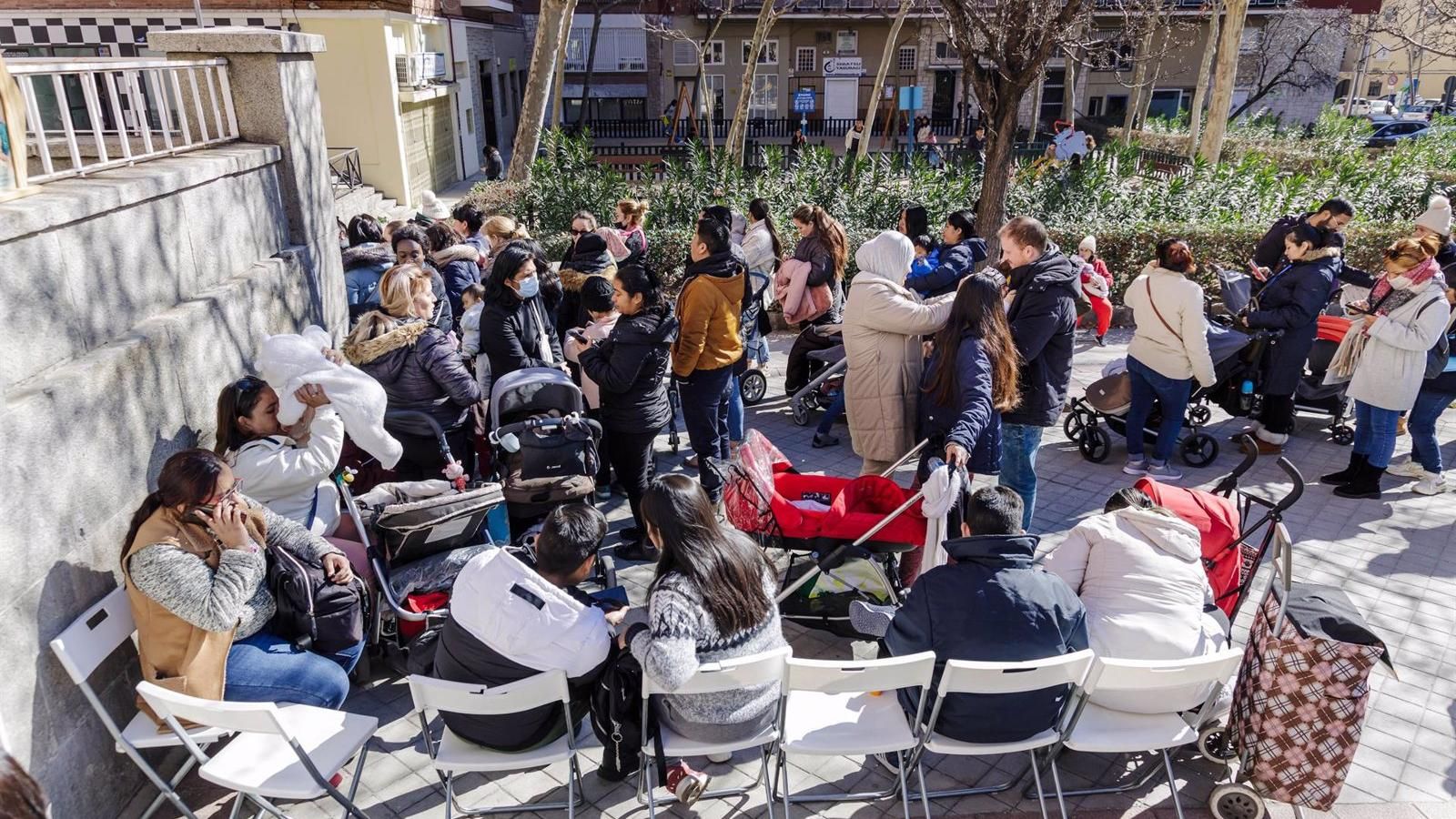 La Fundación Madrina reparte material escolar entre más de 600 menores madrileños