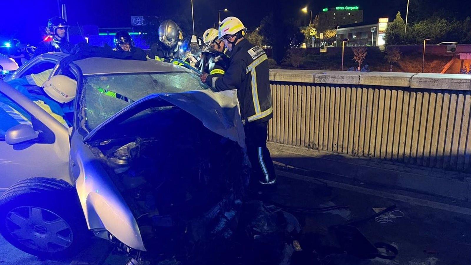 Jóvenes heridos graves en un choque con un muro en Alcalá