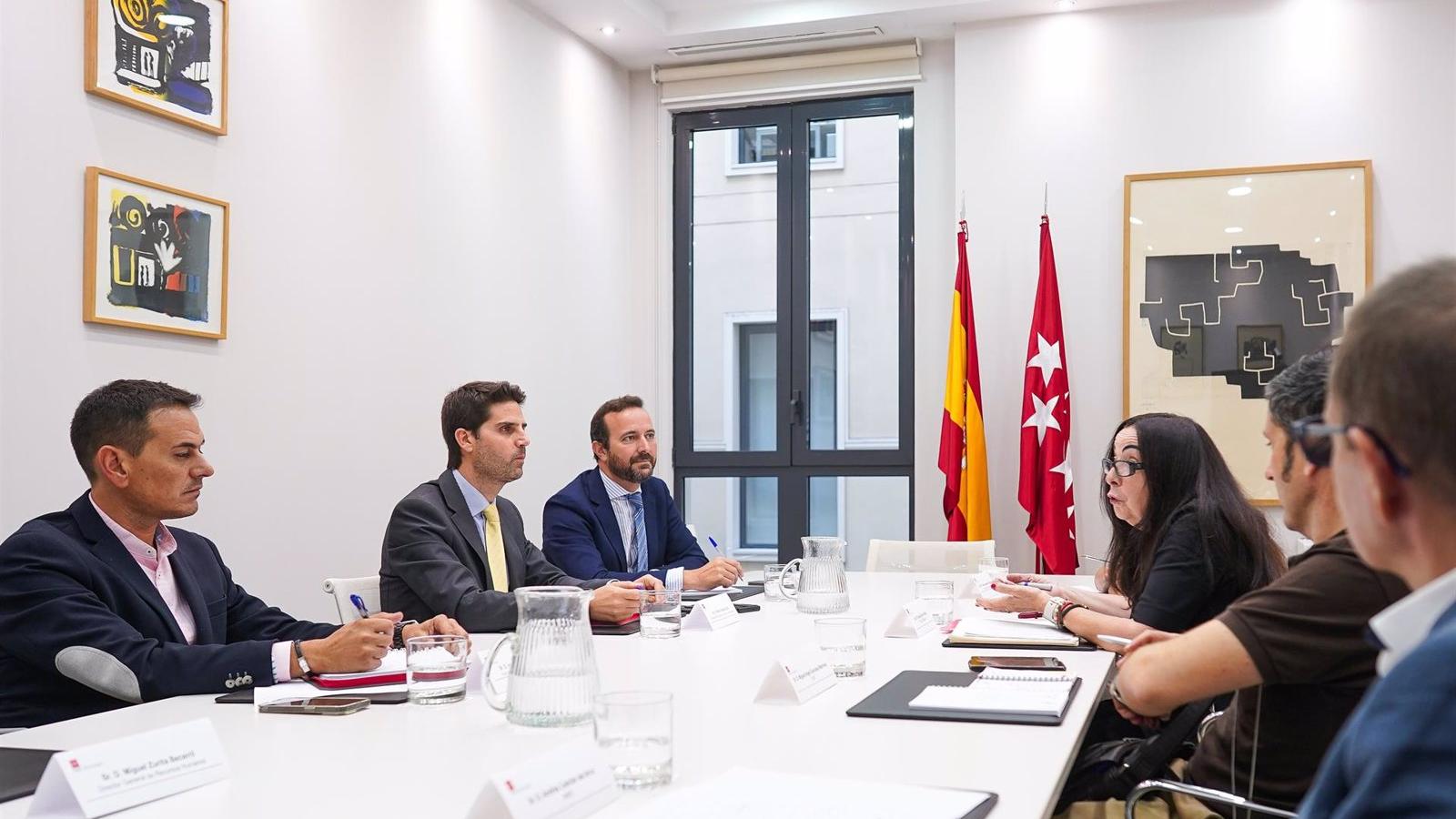 Los sindicatos educativos piden al consejero acabar con "la sobrecarga de trabajo del profesorado" y mejorar condiciones