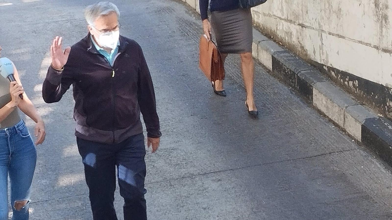 El profesor de Boadilla investigado por grabar a alumnas se niega a declarar y sale por la puerta de atrás de los juzgados