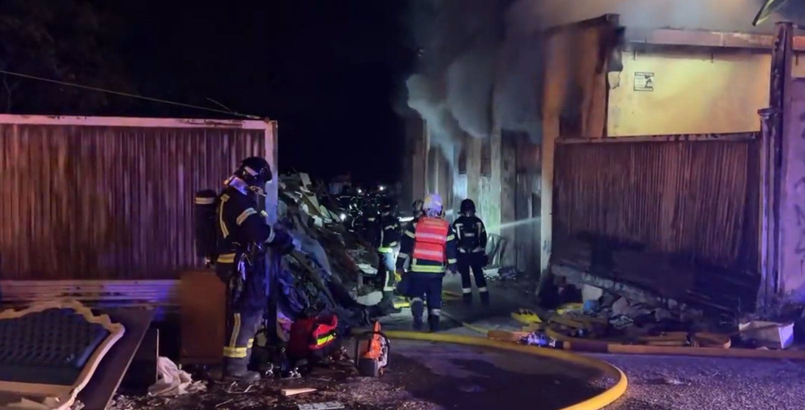 Controlado un incendio en una nave industrial en Villa de Vallecas