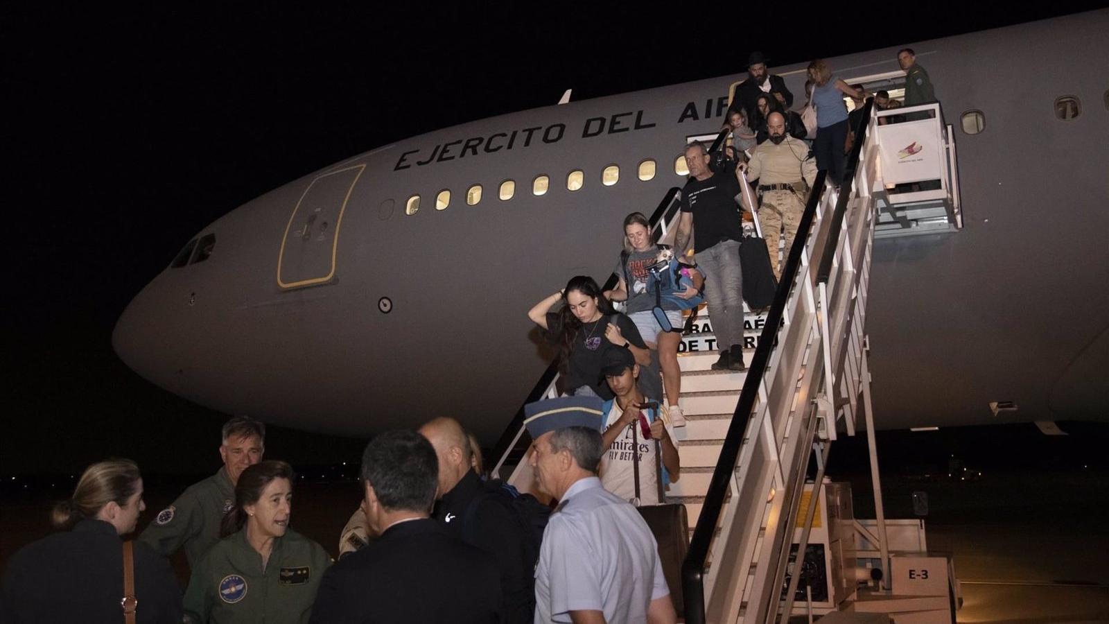 Llega a Madrid el primer avión militar con más de 200 evacuados desde Israel y despega el segundo hacia Tel Aviv