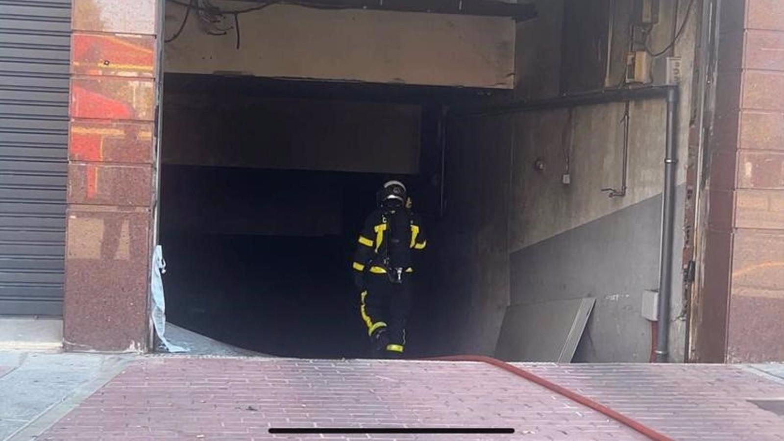 Un incendio en un garaje causa daños materiales y obliga a desalojar a los vecinos de un edificio de Torrejón