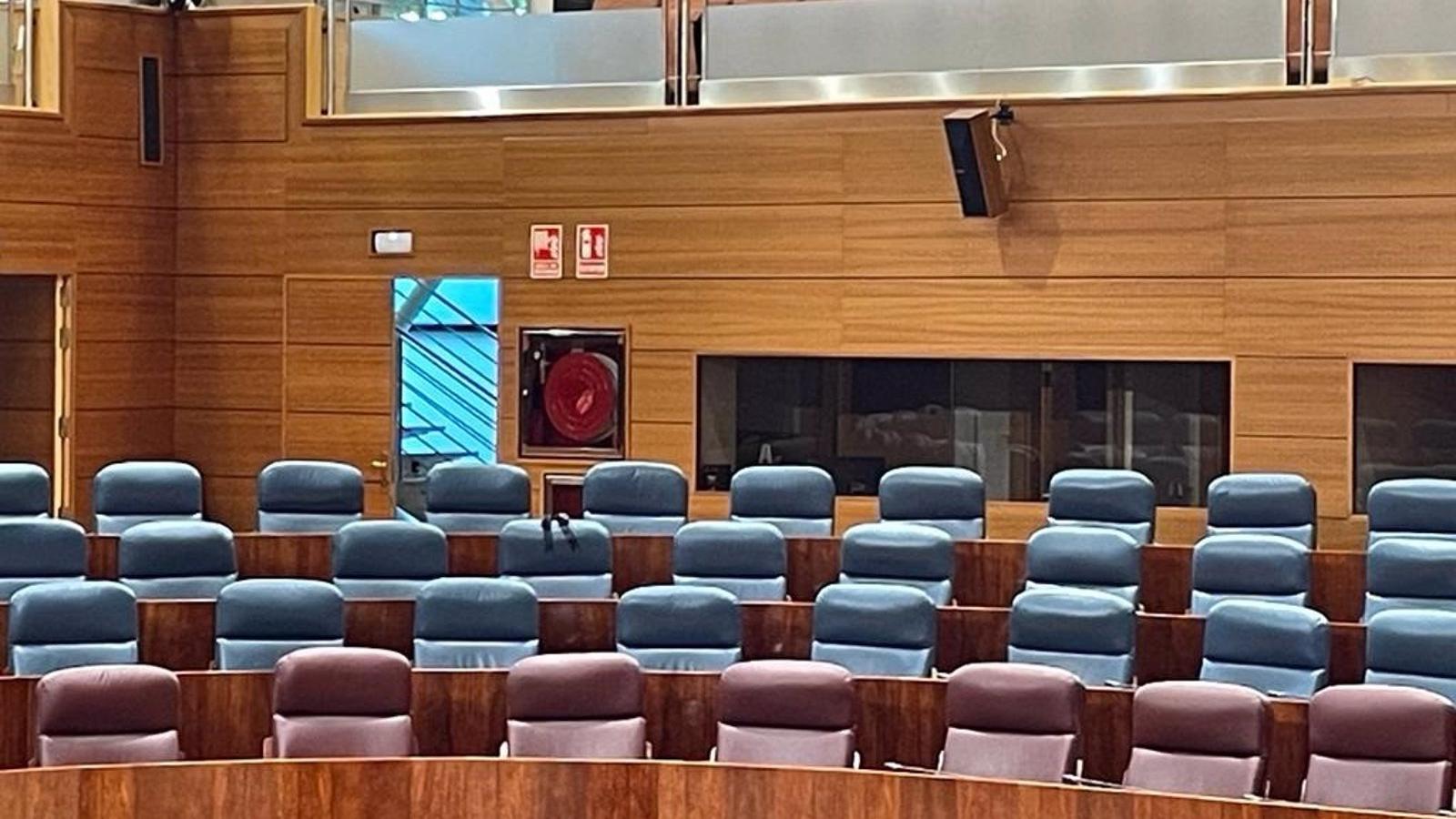 Un crespón negro en su escaño para recordar a Jorge García, exalcalde de Colmenar, fallecido en un accidente