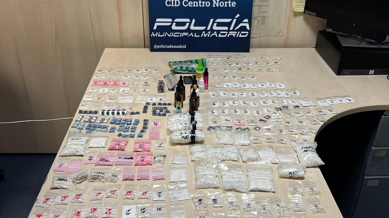 La Policía Municipal de Madrid encuentra numerosas drogas y medicamentos a un hombre que circulaba en patinete y confiesa un alijo en su domicilio