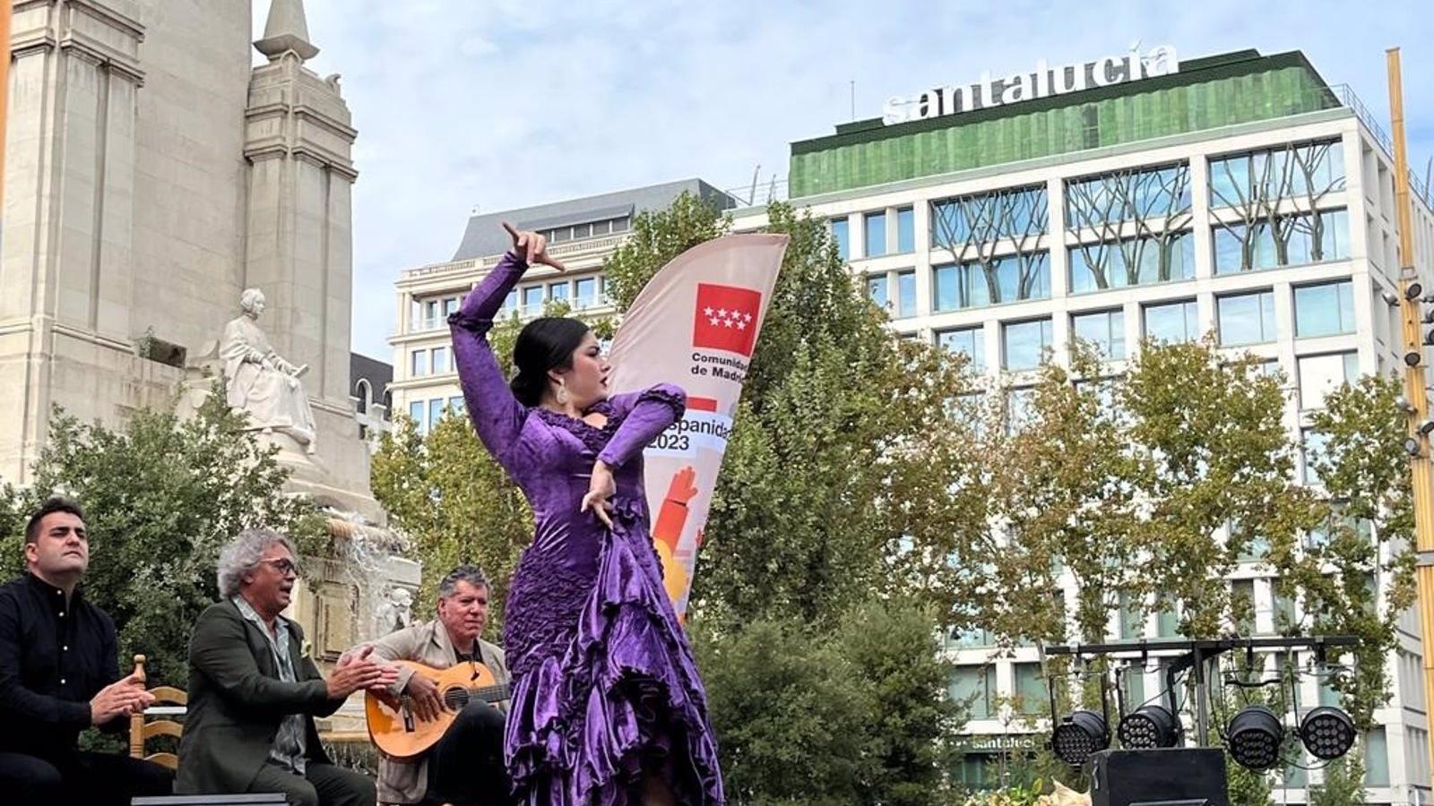 La Plaza España se transforma en tablao flamenco por la Hispanidad 2023 de la mano de Flamenco Arabesque